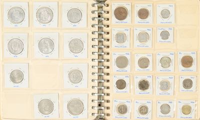 un livre contenant tout un tas de pièces de monnaie différentes