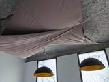 deux lampes suspendues au plafond dans une pièce