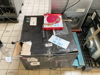 un tas d'appareils électroniques par terre dans la cuisine