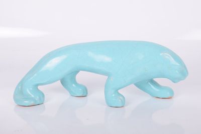 figurine d'ours polaire en céramique bleue sur fond blanc