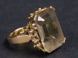une image représentant une bague en or sertie d'un quartz vert
