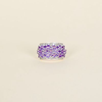 Bague jonc en argent (925/oo), pavée de pierres violettes pr…