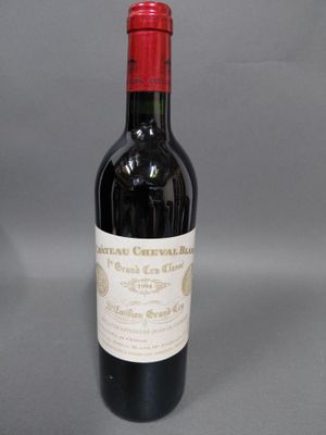 une bouteille de vin posée sur une table