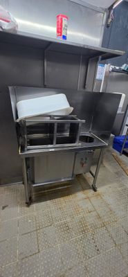 une cuisine avec un évier et une cuisinière