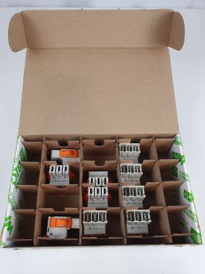 une boîte en carton contenant tout un tas de composants électriques