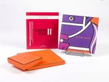 deux livres posés l'un à côté de l'autre sur une table