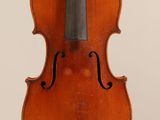 un vieux violon avec un archet accroché à son dos