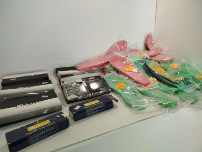 de nombreux types de brosses à dents et d'autres articles sur le comptoir