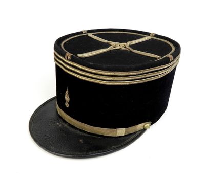 un chapeau noir orné d'un ruban doré