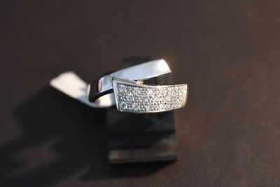 une bague posée sur une table