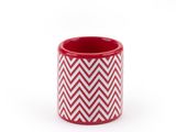 une tasse rouge et blanche ornée d'un motif en chevrons