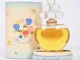 une image représentant un flacon de parfum posé à côté d'un bidon