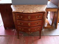 Commode d'entre-deux en bois de placage et marqueterie de cu…