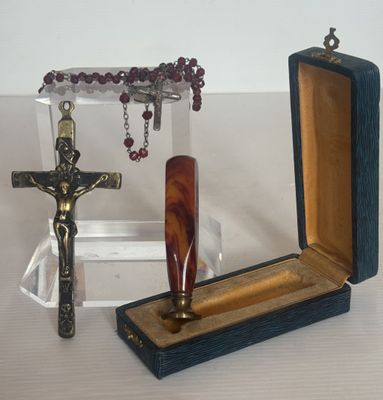 une petite boîte en bois contenant un crucifix et un chapelet