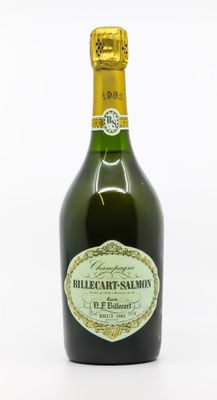 une bouteille de champagne posée sur une table
