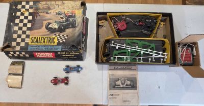 une table sur laquelle se trouve une boîte contenant des jouets et d'autres objets