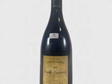 une bouteille de vin posée sur une table