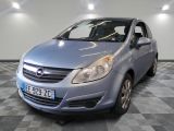 une photo d'une voiture bleue garée dans un showroom