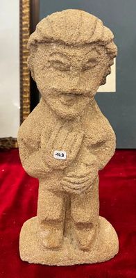 une statue d'un homme tenant un bébé dans ses bras