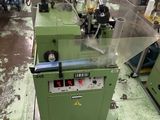 une machine posée à même le sol dans une usine