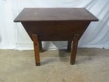 une petite table en bois avec un tiroir