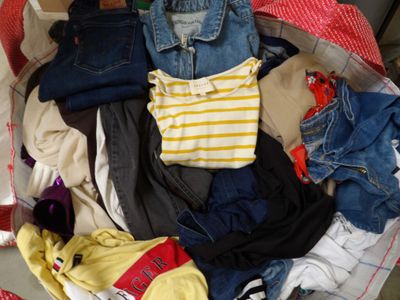 un panier rempli de vêtements posé sur le sol