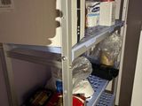 un réfrigérateur contenant beaucoup de nourriture