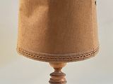 une lampe surmontée d'un abat-jour marron