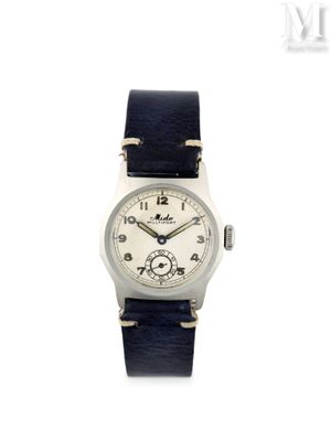 une photo d'une montre-bracelet avec un cadran blanc et un bracelet en cuir noir
