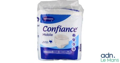 un paquet de papier toilette posé sur une surface blanche
