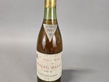 une bouteille de vin posée sur une table
