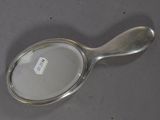 une cuillère en argent avec une étiquette, posée sur une table