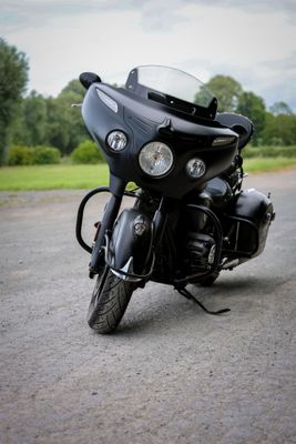 une moto garée sur le côté de la route