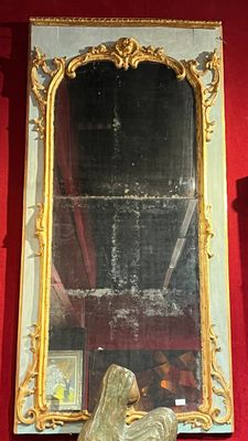un miroir accroché au mur sur lequel est représenté un oiseau