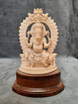 une image représentant une statue d'éléphant posée sur un socle en bois