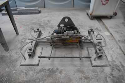 a machine that is sitting on the floor in the room