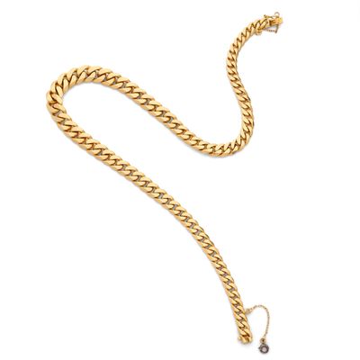 un collier en or avec une chaîne sur fond blanc
