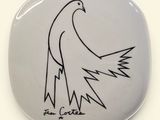 une assiette blanche sur laquelle est dessiné un oiseau