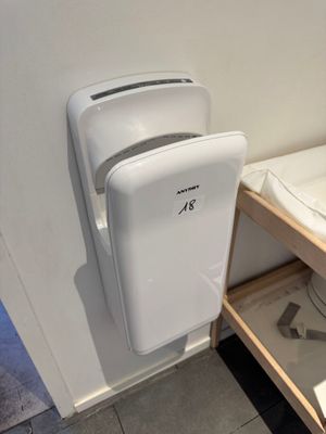 des toilettes et un lavabo dans une petite pièce