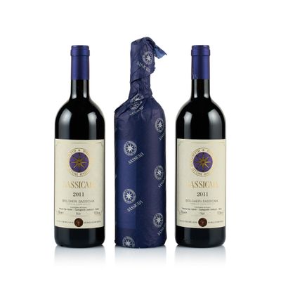 deux bouteilles de vin rouge posées l'une à côté de l'autre sur une surface blanche