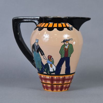 un vase avec l'image d'un homme et d'une femme dessus