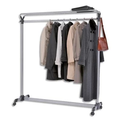 une photo d'un portant sur lequel sont suspendus des vêtements
