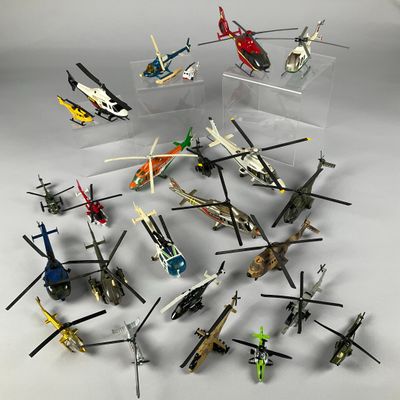 de nombreux modèles d'hélicoptères exposés dans une vitrine