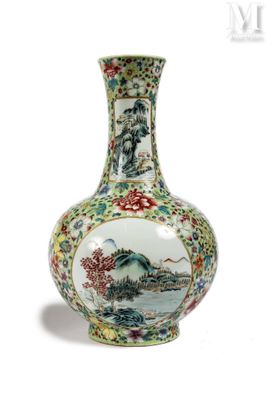 un vase avec un tableau posé sur une table