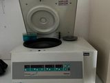 un tourne-disque posé sur une étagère blanche