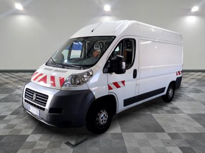 la photo d'une camionnette blanche garée dans une pièce