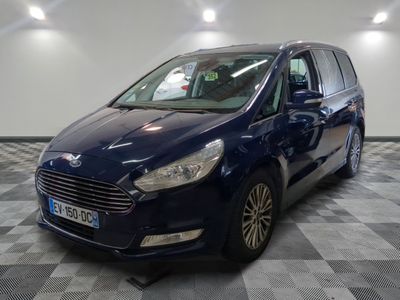 la camionnette bleue est garée sur le sol en damier d'un garage