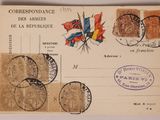 une vieille carte postale avec des timbres, posée sur une table