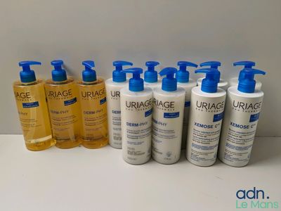 les flacons de lotion sont alignés sur la table