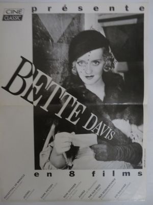 une vieille affiche de cinéma représentant une femme tenant un chat dans ses bras